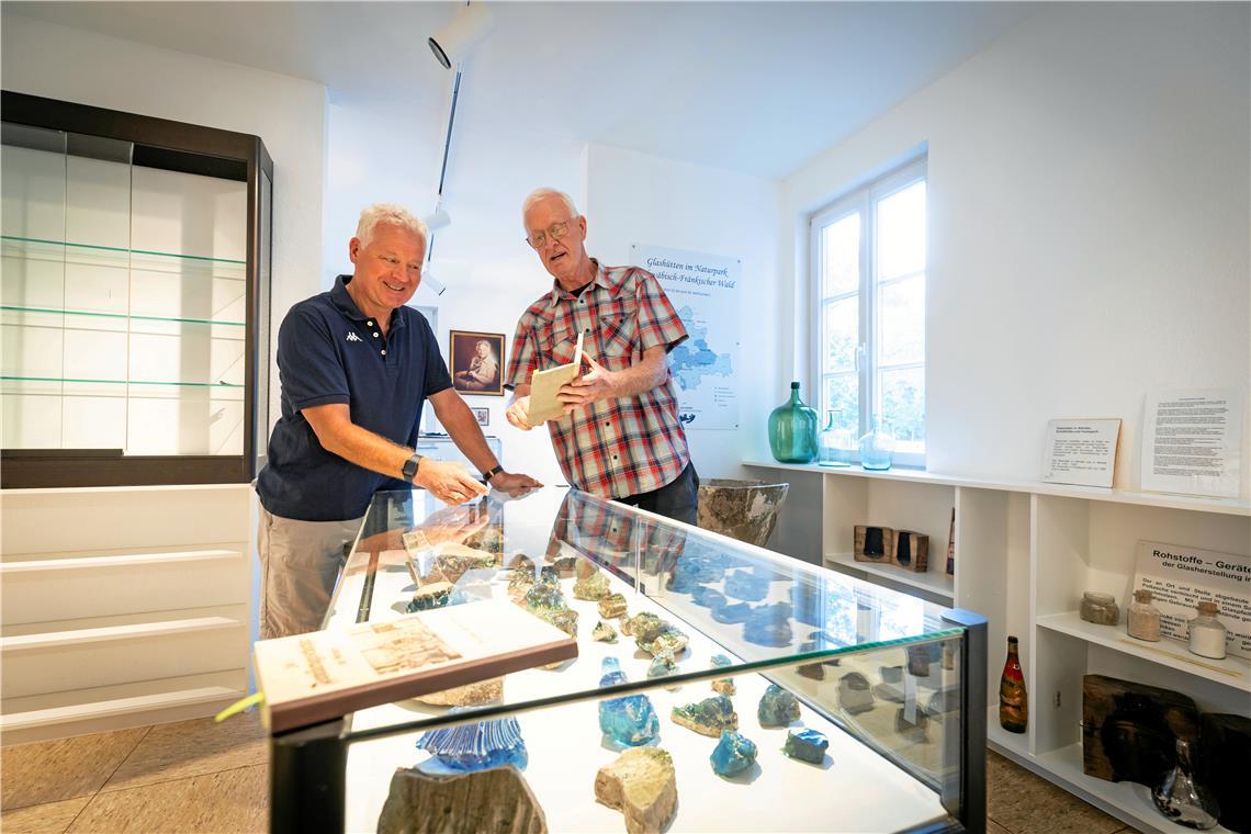 Der Vorsitzende des Heimatkulturvereins, Markus Frank (links), und der Historiker des Vereins, Manfred Tegenkamp, haben zusammen mit vielen Mitstreitern in den neuen Räumen des Heimatmuseums eine interessante Ausstellung zusammengetragen. Foto: Alexander Becher