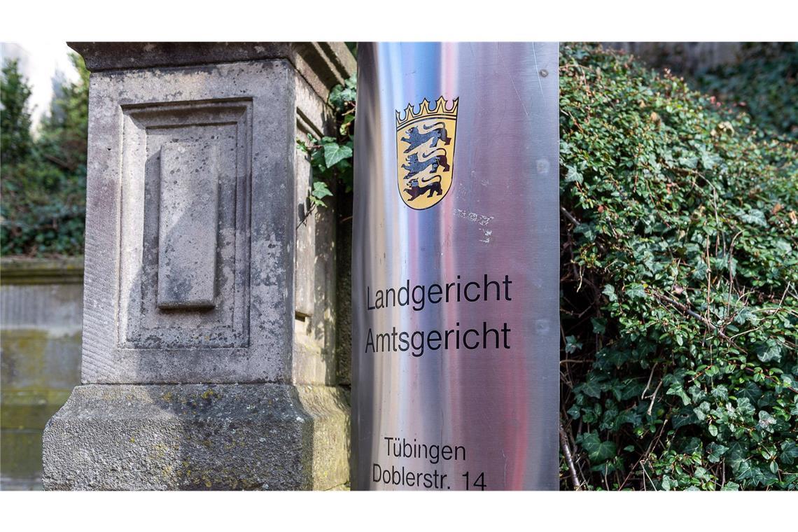 Der Vorsitzende  Richter des  Landgerichts Tübingen verurteilte den angeklagten 45-Jährigen zu lebenslanger Haft.