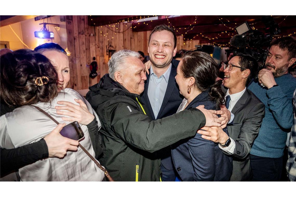 Der Vorsitzende von Demokraatit, Jens-Frederik Nielsen (Mitte), jubelt während der Wahlparty seiner Partei.