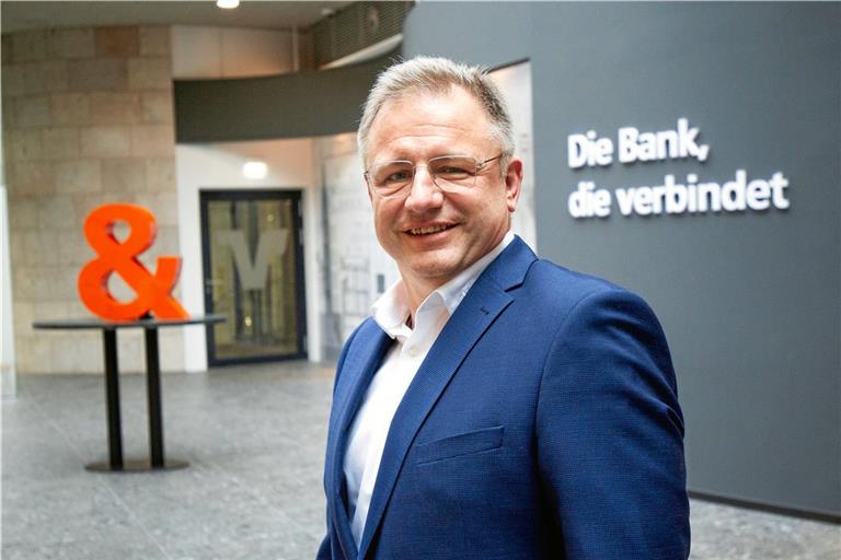 Der Vorstandsvorsitzende der Volksbank Backnang, Jürgen Schwab, kann stabile Ergebnisse zur Geschäftsentwicklung 2024 präsentieren. Bei den Kundinnen und Kunden sind digitale Dienstleistungen und Beratung vor Ort gleichermaßen gefragt. Foto: Volksbank Backnang