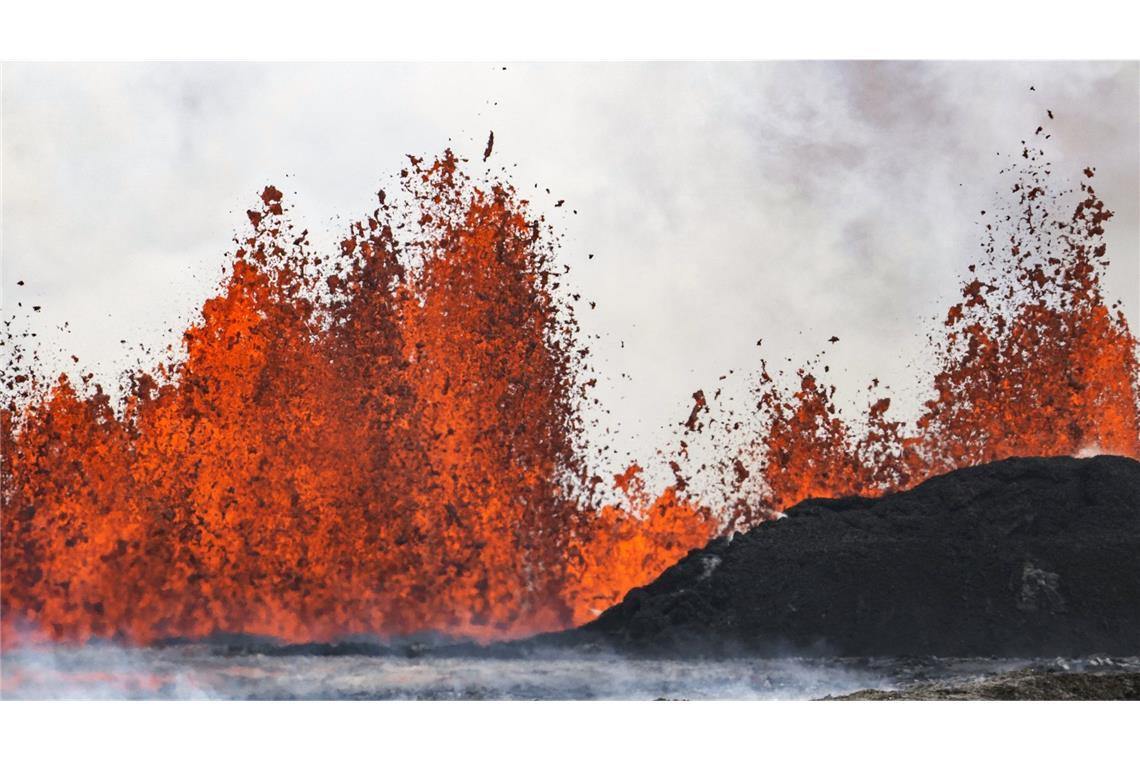Der Vulkan begann gegen 11 Uhr deutscher Zeit, Lava zu spucken.