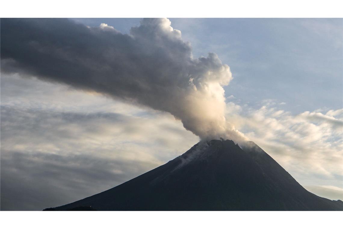 Der Vulkan Merapi stieß eine dichte schwarz-weiße Rauchwolke aus.