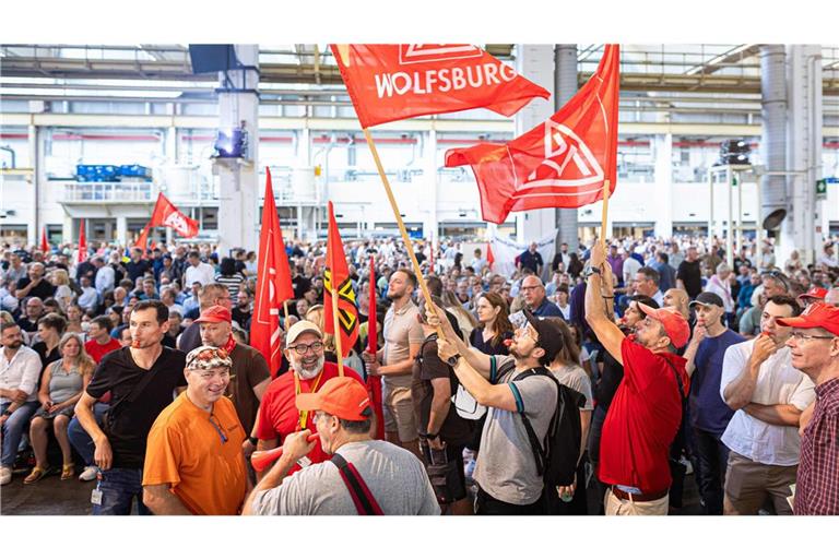 Der VW-Betriebsrat erhöht den Widerstand gegen den jüngst verschärften Sparkurs des Konzerns.