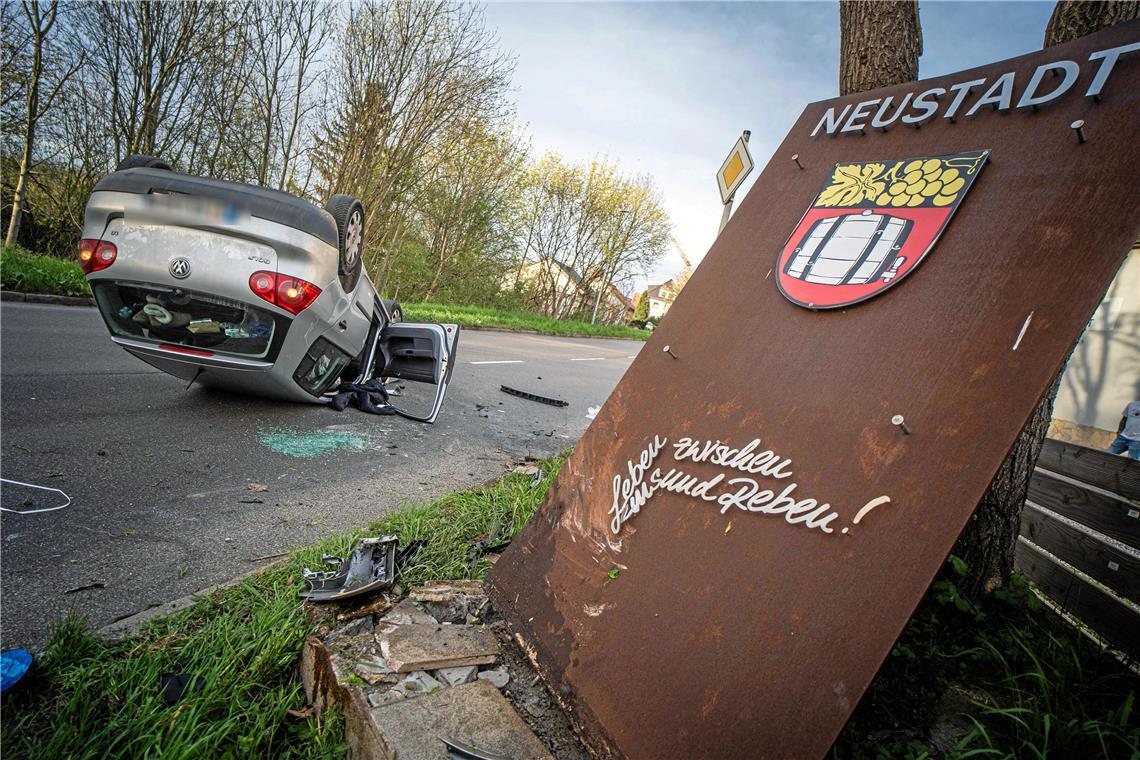 Der VW der jungen Frau blieb auf dem Dach liegen. Foto: 7aktuell.de/Simon Adomat