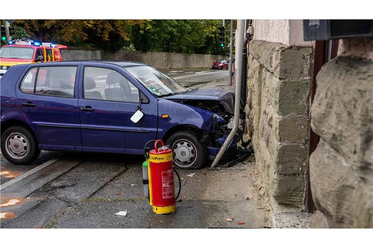 Der VW Polo krachte gegen eine Hauswand.