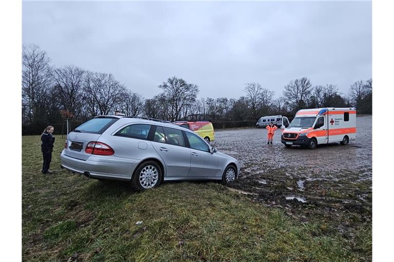 Der Wagen rollte nach dem Parken den Hang hinab.