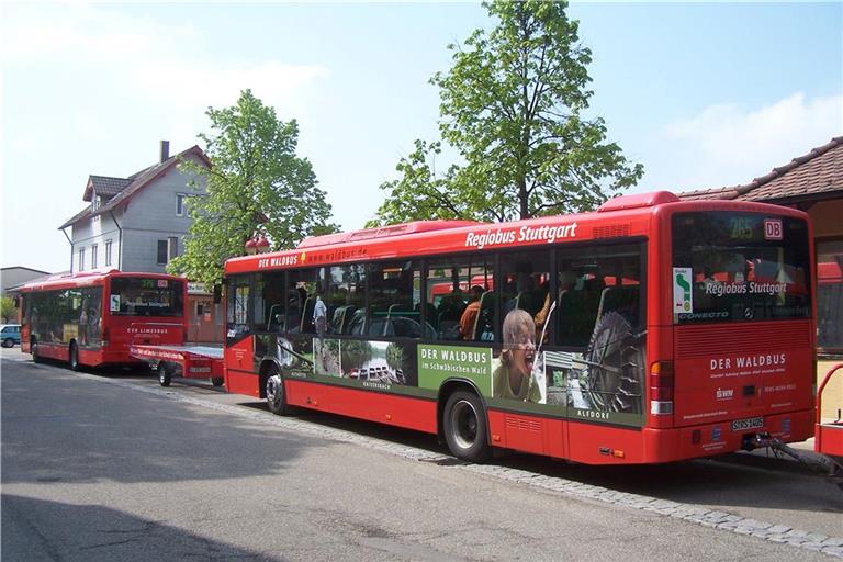 Der Waldbus verbindet derzeit Schorndorf, Rudersberg, Welzheim, Kaisersbach und Althütte. Auf seiner Rundfahrt hält er 80-mal – zu oft für Fahrgäste, die in ihrer Freizeit etwa zum Ebnisee oder zum Schwaben-Park möchten. Archivfoto: Landratsamt