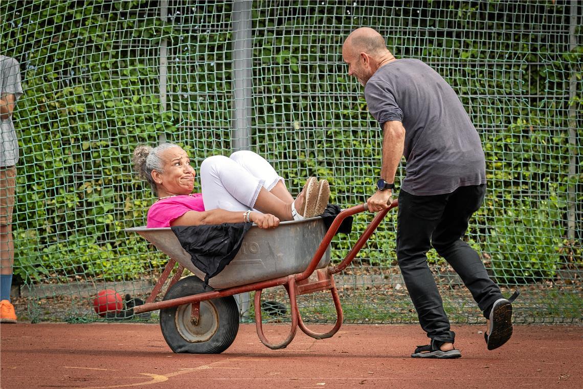 Der Waldorflehrer Mathias Riff gibt alles beim Schubkarrenwettrennen, bei dem er seine Kollegin Sitana Omer schnellstmöglich ins Ziel schieben muss. Foto: Alexander Becher