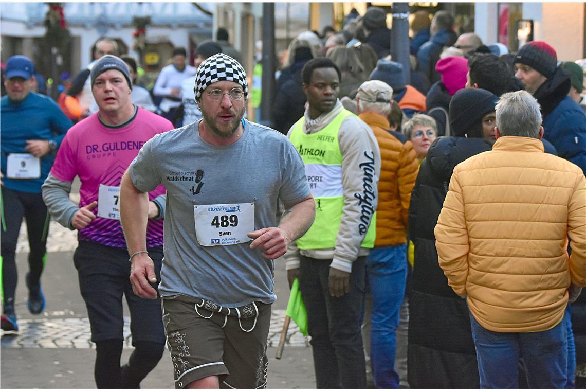 Der Waldschrat Sven startete beim 10km Lauf. Silvesterlauf 2024 in Backnang. SP