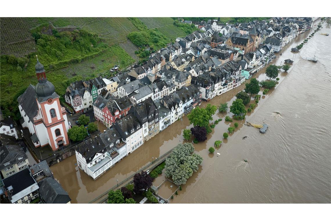 Der Wasserstand der Mosel ist hoch, große Teile der angrenzenden Stadt Zell im Landkreis Cochem-Zell in Rheinland-Pfalz sind überschwemmt.