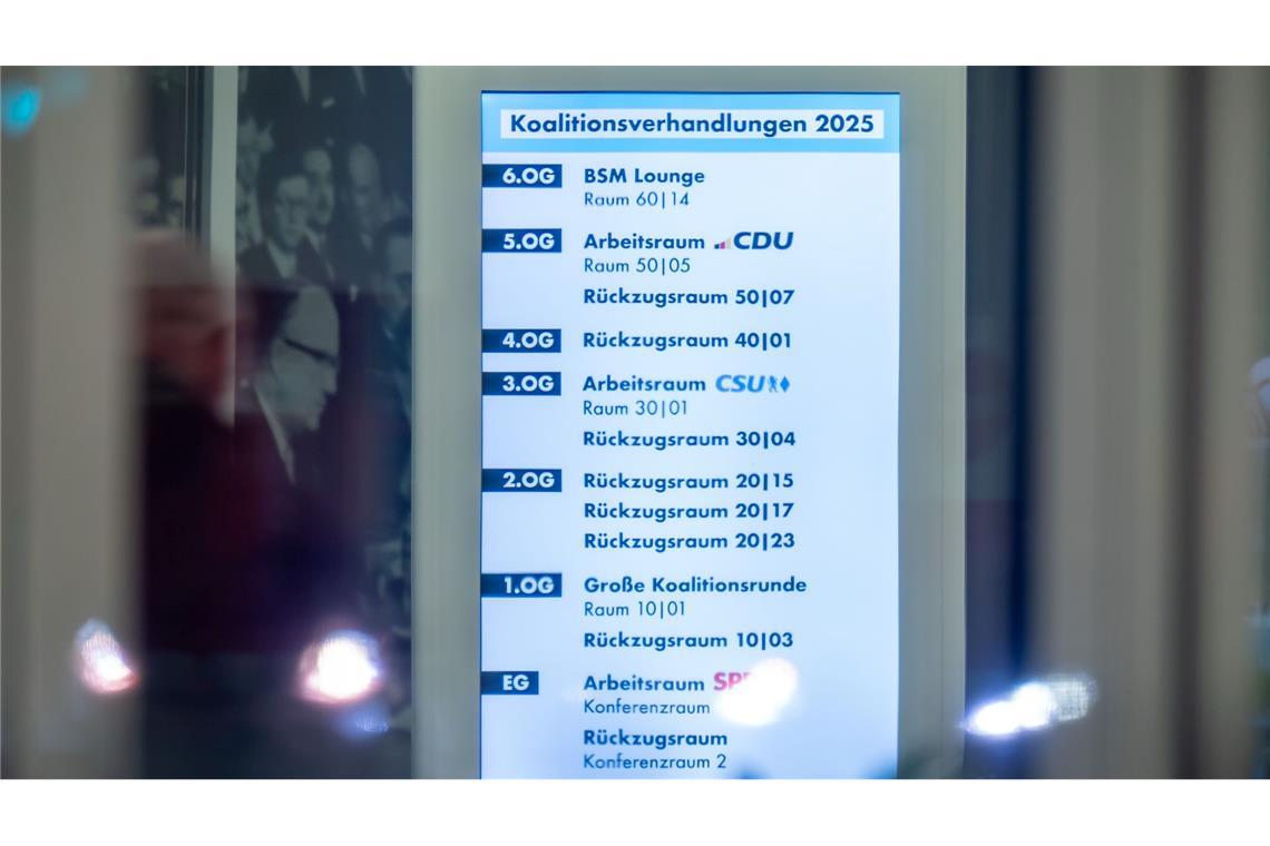 Der Wegweiser in der CDU-Zentrale (Konrad-Adenauer-Haus), wo die erste Runde der Koalitionsverhandlungen von Union und SPD stattfindet (Archivfoto)