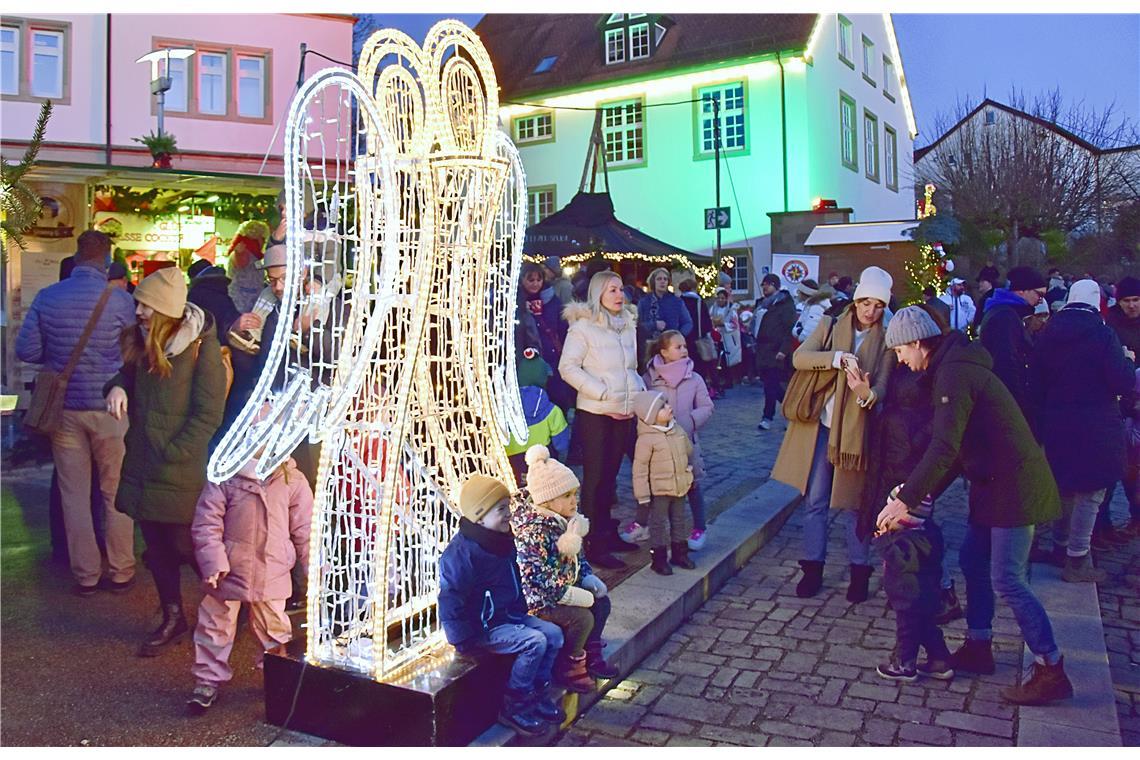 Der Weihnachtsengel auf dem Stiftshof lässt sich gut zum Rastplatz umfunktionier...