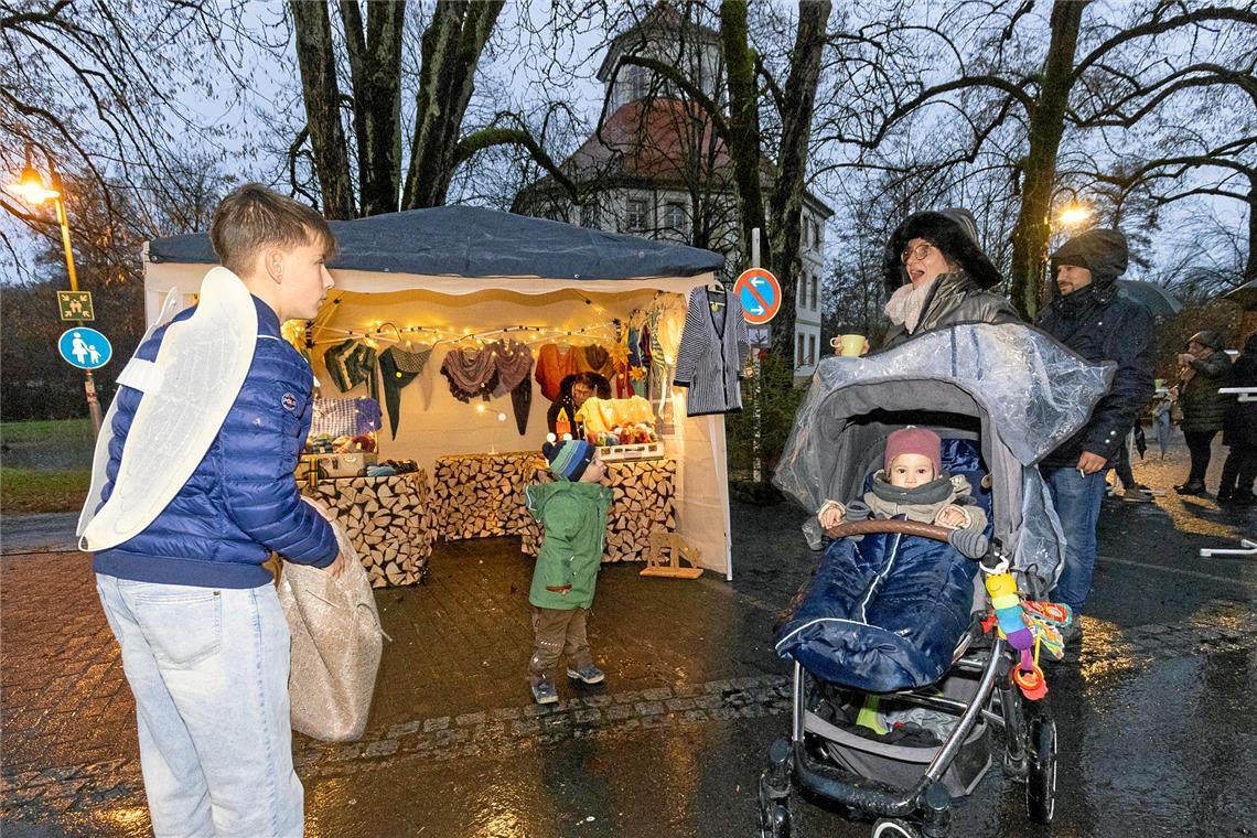 Der Weihnachtsengel (links) verteilt in Oppenweiler süße Leckereien an die kleinen Besucher.