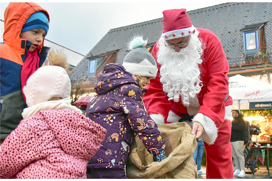 Der Weihnachtsmann darf natürlich auch nicht fehlen. Die Kinder freuen sich über...