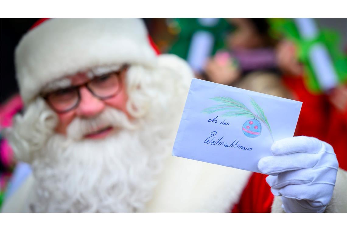 Der Weihnachtsmann im brandenburgischen Himmelpfort muss in diesem Jahr wieder tausende Wunschzettel beantworten. (Archivbild)