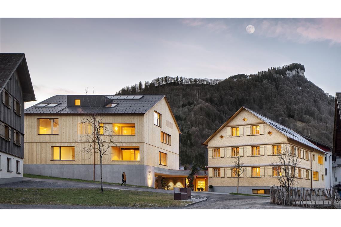 Der Weiler Tempel gehört zu den attraktivsten Ensembles im Ortsbild von Mellau im Bregenzerwald. Die zwei Gebäude firmieren unter dem Namen Tempel 74 und beherbergen nun Ferienwohnungen und das Büro von Baumeister Jürgen Haller, der gebürtiger Mellauer ist und das Projekt mit dem Architekten Peter Plattner realisiert hat.