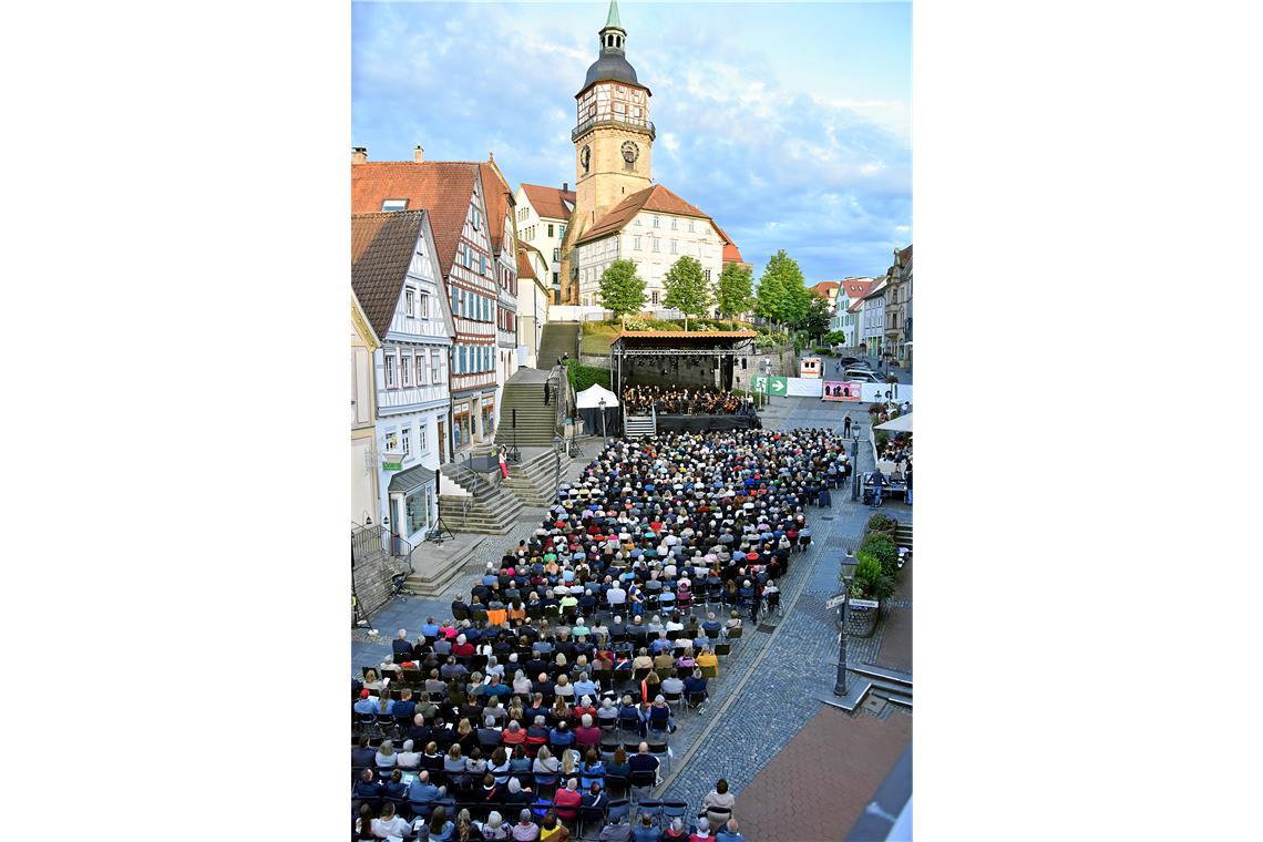 Der Wettergott ist wieder einmal auf der Seite des classic-ope(r)n-airs: Die Veranstaltung kann wie üblich auf dem Marktplatz stattfinden. 