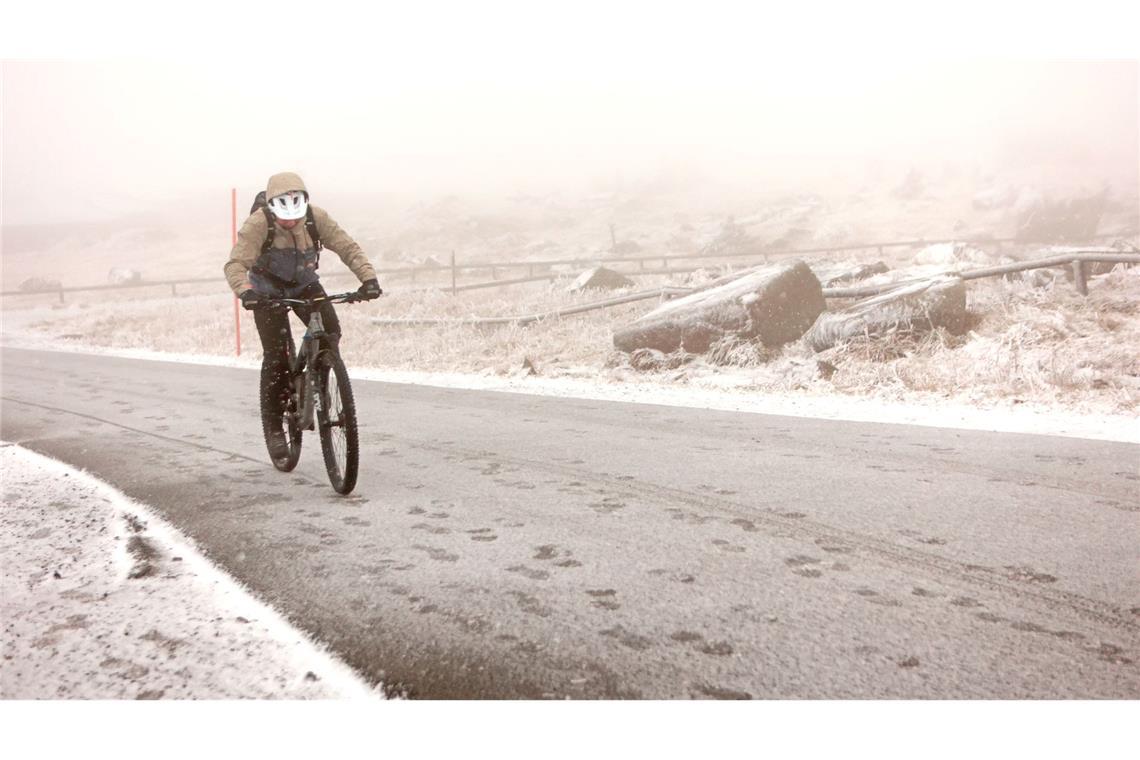 Der Winter kommt: Ein Radfahrer ist auf dem Brocken unterwegs.