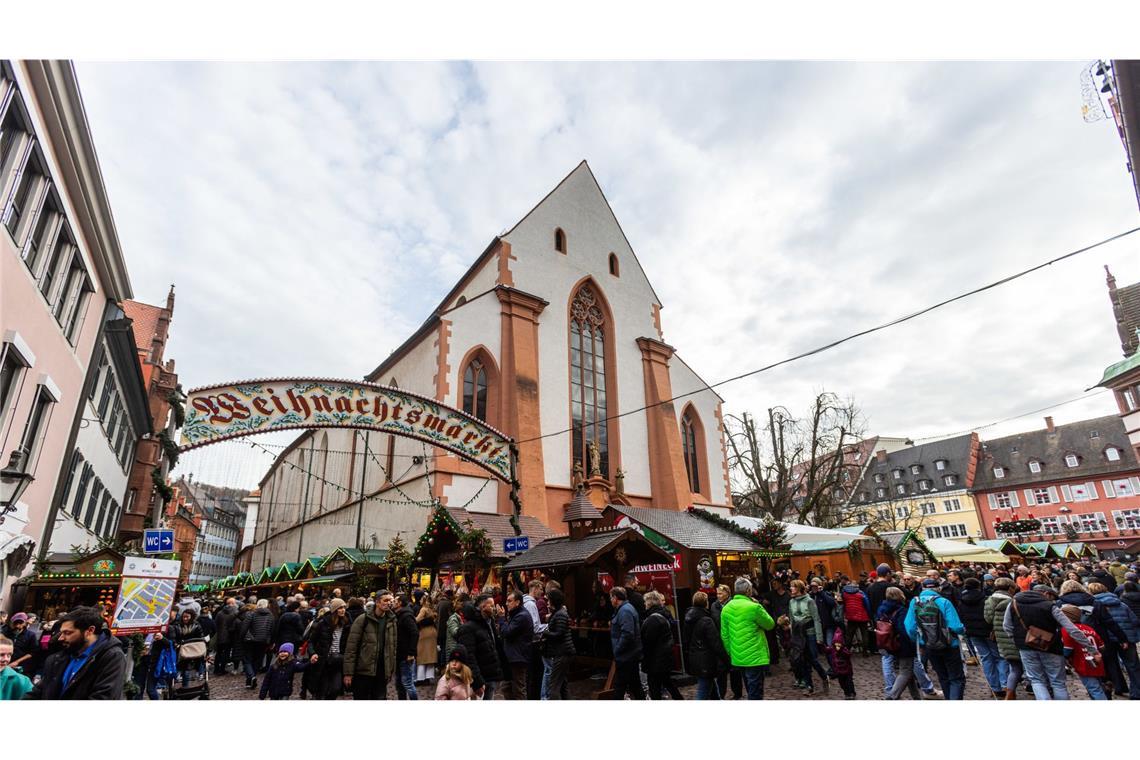 Der Winter macht  auf dem Freiburger Weihnachtsmarkt gerade Pause.