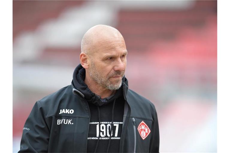 Der Würzburger Trainer Bernhard Trares verlässt den Platz. Foto: Timm Schamberger/dpa
