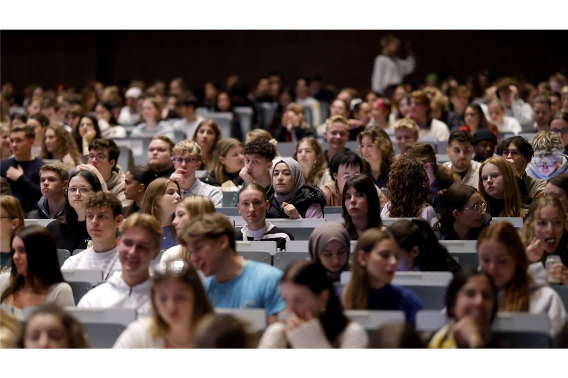 Der Zinssatz für den Studienkredit wird halbjährlich jeweils zum 1. April und zum 1. Oktober neu festgesetzt.