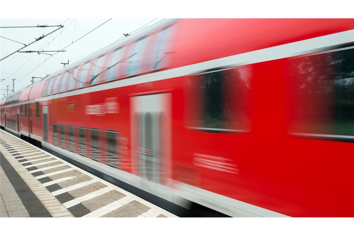 Der Zug fuhr ohne die Eltern ab, die Kinder schliefen derweil an Bord (Symbolbild).