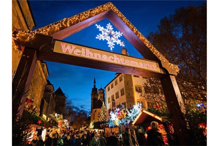 Der Zugang zum Stuttgarter Weihnachtsmarkt. Foto: Tom Weller/dpa/Archivbild