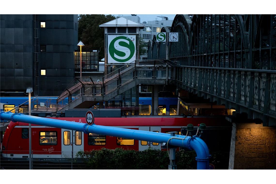 Wiesn-Besucher will auf Gleis pinkeln – Zug hält rechtzeitig