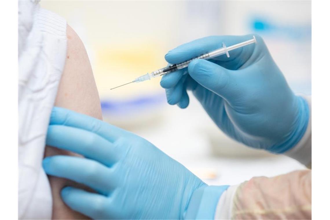 Streit über Impfungen für Kinder - Zulassung wohl Freitag Derzeit bemüht sich der Impfstoffhersteller Biontech/Pfizer um eine Zulassung seines Präparats in der EU ab zwölf Jahren. Foto: Friso Gentsch/dpa