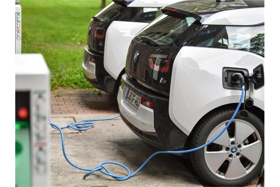 Energiebranche bereitet sich auf E-Auto-Boom vor Derzeit ist die Zahl der E-Autos in Deutschland noch überschaubar. Doch auch wenn in den kommenden Jahren immer mehr Modelle auf den Markt kommen, ist die Energiebranche eigenen Aussagen zufolge vorbereitet. Foto: Patrick Pleul