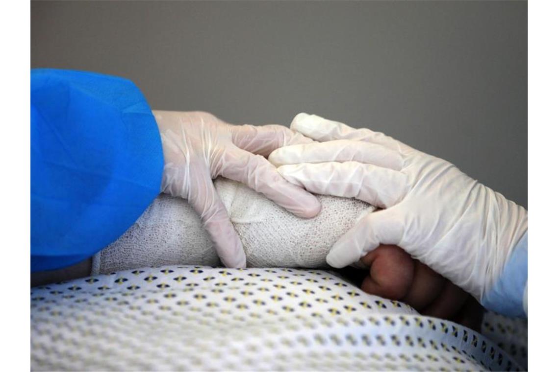 Regierung fordert Umsetzung der Corona-Notbremse Derzeit sind rund 2800 Covid-19-Patienten in intensivmedizinischer Behandlung. Foto: Bernd Wüstneck/dpa-Zentralbild/dpa