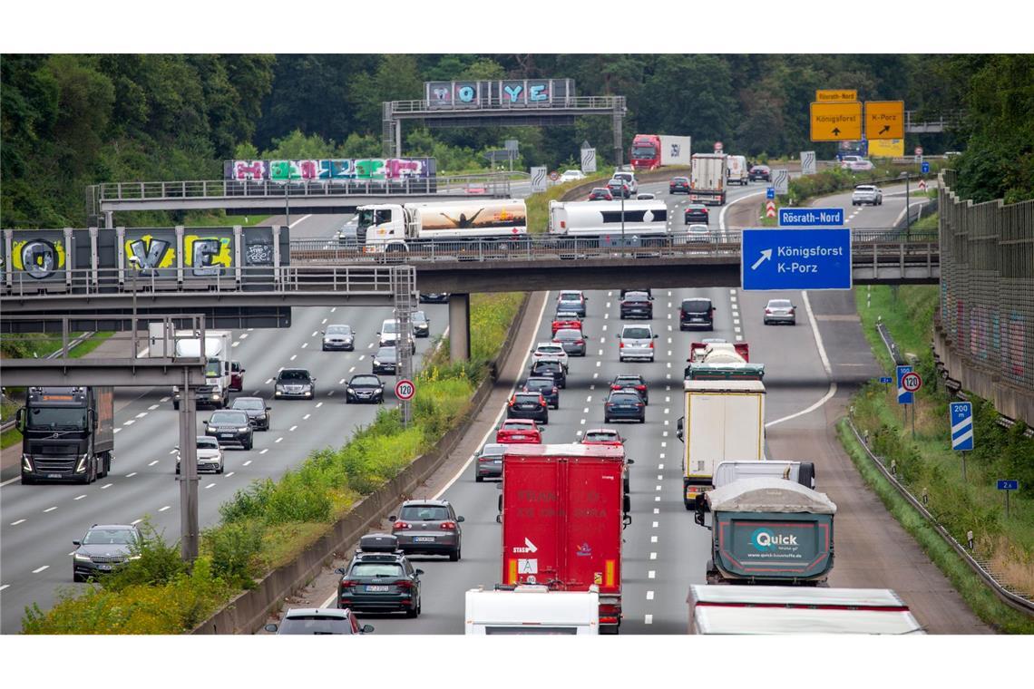 Derzeit sind viele Autobahnen richtig voll, warnt der ADAC. (Archivbild)