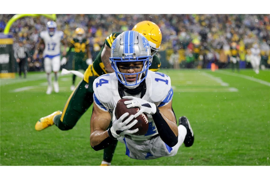 Detroit Lions Wide Receiver Amon-Ra St. Brown (14) fängt einen Touchdown vor Green Bay Packers Cornerback Keisean Nixon (25).