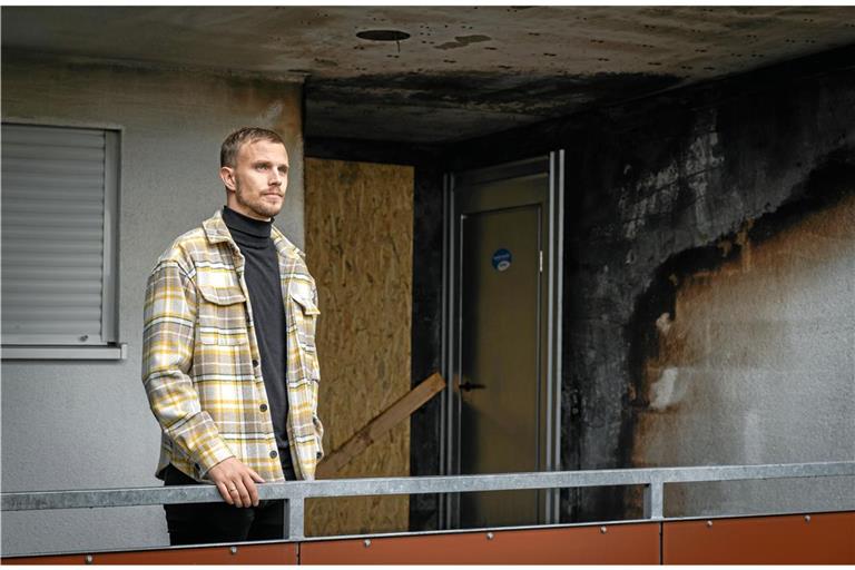 Deutliche Brandspuren am Wohnungseingang lassen erahnen, was sich vor gut zwei Wochen in dem Haus in Maubach zugetragen hat. Fabian Raum konnte seinen Nachbarn Michael Feist gerade noch rechtzeitig aus der brennenden Wohnung holen. Foto: Alexander Becher