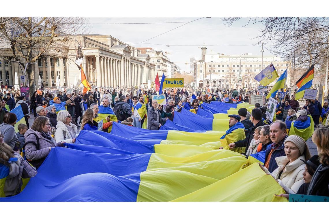 Deutsch-ukrainische Solidaritätskundgebung auf dem Stuttgarter Schlossplatz: „Was muss noch alles passieren?“