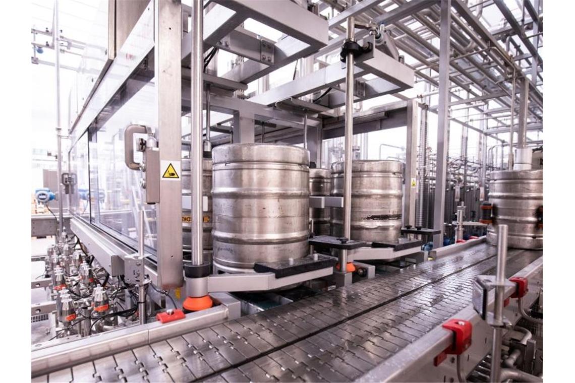 Bierabsatz noch einmal gesunken - Export läuft besser Deutsche Brauereien haben 2021 noch einmal deutlich weniger Bier gebraut und verkauft als zuvor. Foto: Christian Charisius/dpa