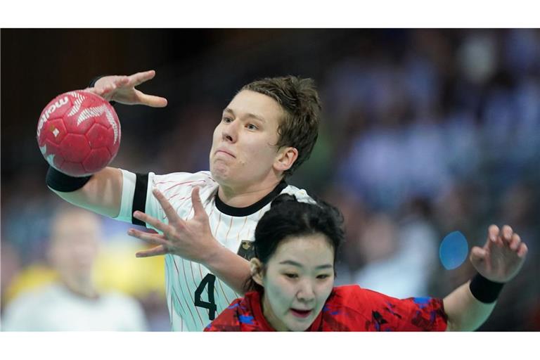 Deutsche Handballerinnen verlieren Olympia-Auftakt gegen Südkorea - Alina Grijseels in Aktion gegen Jiyeon Jeon.