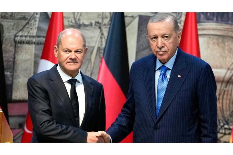 Deutschland und die Türkei wollen wieder enger kooperieren, etwa im Rüstungsbereich - zur offenen Konfrontation von Scholz (l.) und Erdogan kam es dagegen beim Thema Nahost.