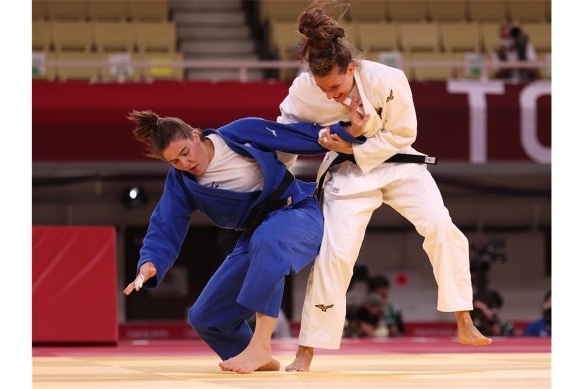 Deutsches Judo-Team holt Bronze im Mixed-Wettbewerb Deutschlands Anna-Maria Wagner (r) im Kampf gegen Guusje Steenhuis aus den Niederlanden. Foto: Friso Gentsch/dpa