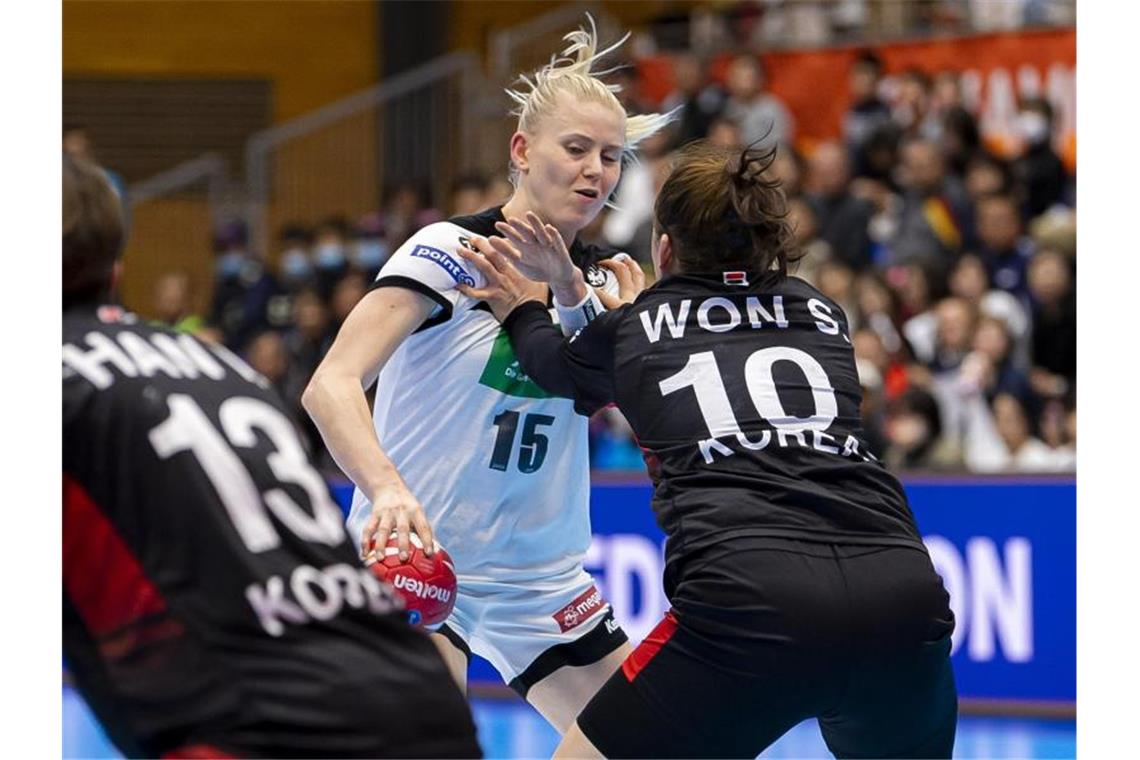 Dänemark verhilft DHB-Frauen zu guter WM-Ausgangslage Deutschlands Evgenija Minevskaja (M) wird von eine Südkoreanerin gestoppt. Foto: Marco Wolf/dpa