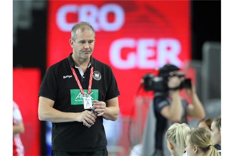 Deutschlands Handball-Trainer Henk Groener steht am Spielfeldrand. Foto: Damir SENCAR/HINA/dpa