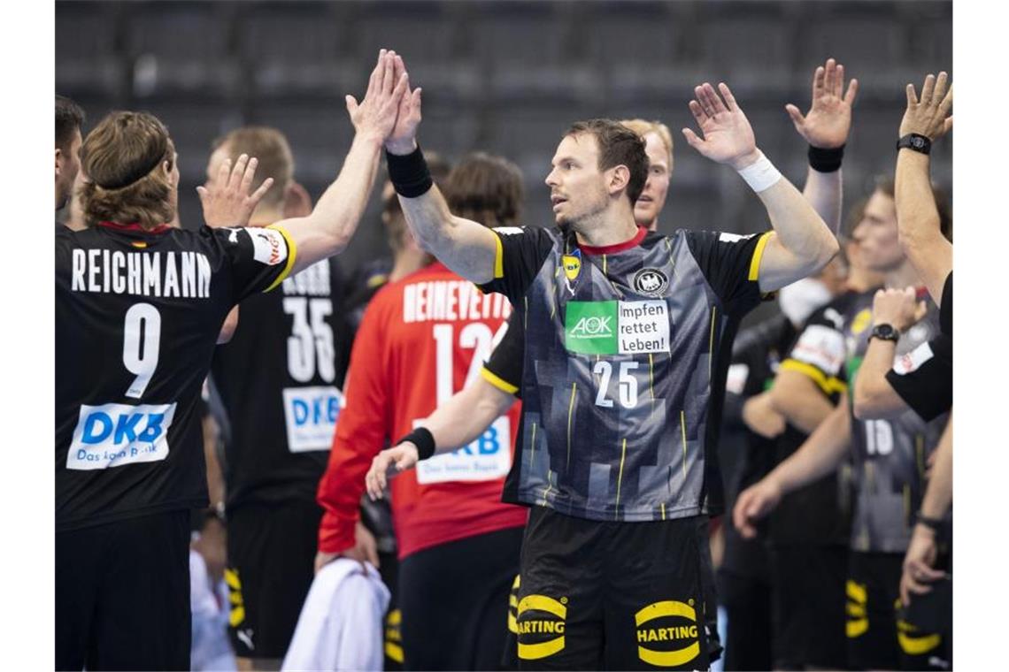 Handballer schließen EM-Quali erfolgreich ab Deutschlands Kai Häfner (M) jubelt nach dem Spiel mit Deutschlands Tobias Reichmann (l). Foto: Tom Weller/dpa