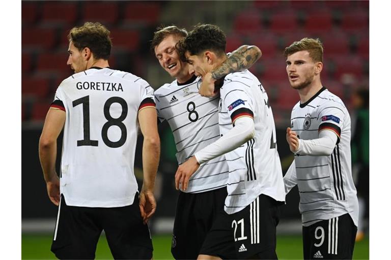 Deutschlands Kai Havertz (2.v.r.) bejubelt sein Tor zum 2:2 mit Leon Goretzka (l-r), Toni Kroos und Timo Werner. Foto: Federico Gambarini/dpa