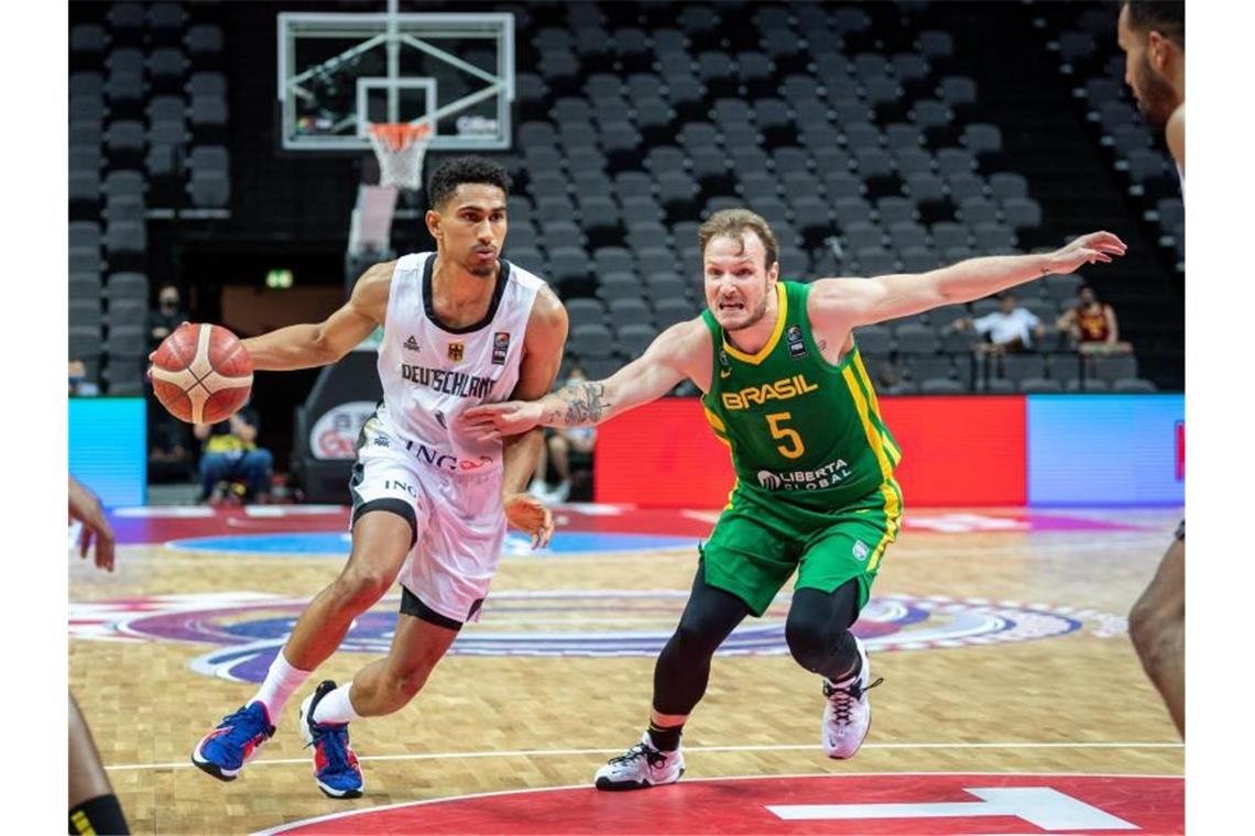 Deutsche Basketballer erfüllen sich Olympia-Traum Deutschlands Maodo Lo zieht zum Korb. Foto: Tilo Wiedensohler/dpa