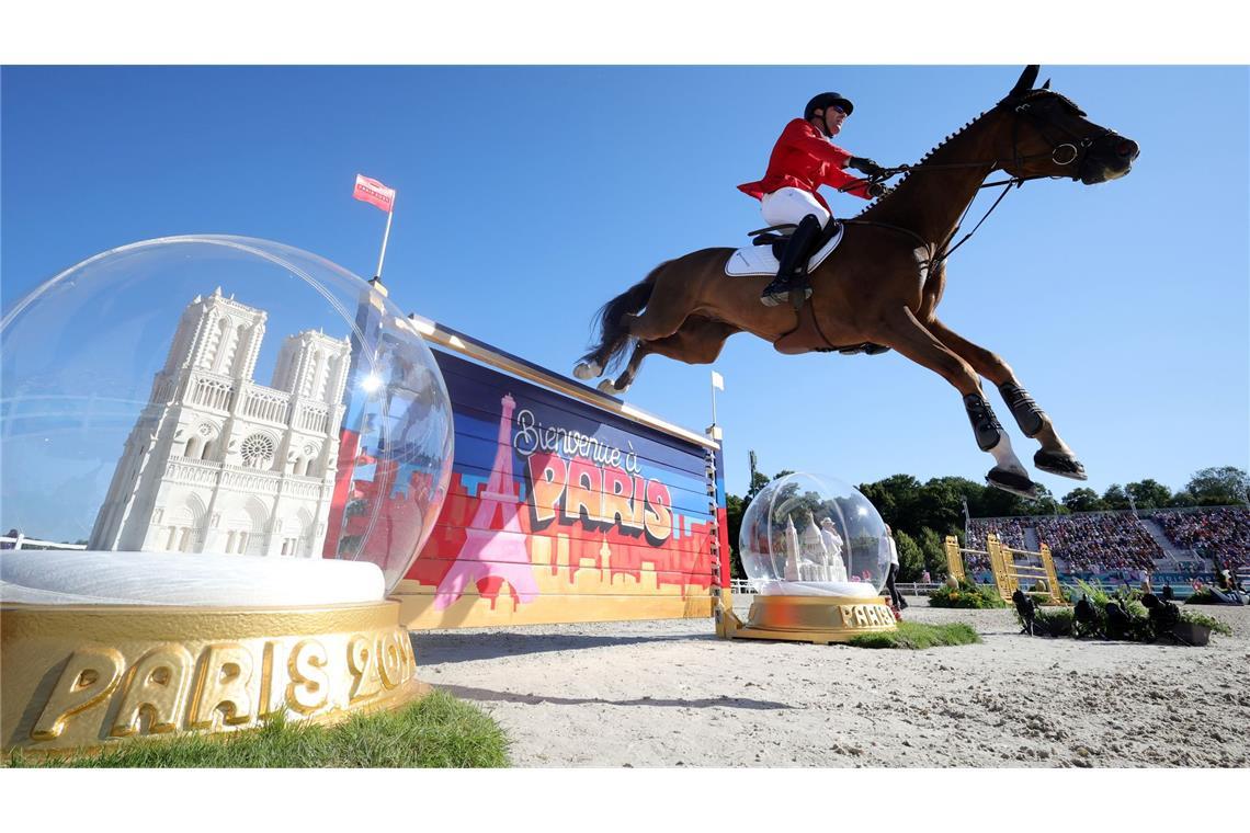 Deutschlands Springreiter Philipp Weishaupt reitet bei den Olympischen Spielen in Paris auf Zineday durch den Parcours und steht nunmehr  im olympischen Einzel-Finale.