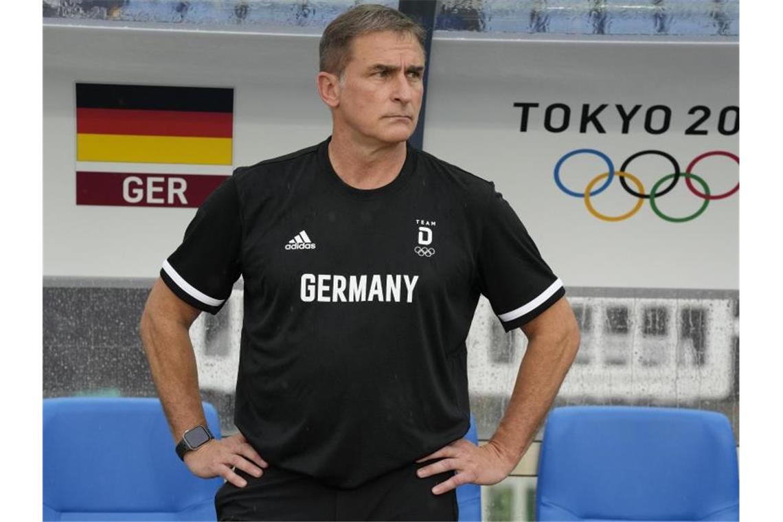 Olympia-Traum für Fußballer geplatzt Deutschlands Trainer Stefan Kuntz beobachtet das Spiel seiner Mannschaft. Foto: Andre Penner/AP/dpa