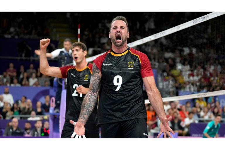 Deutschlands Volleyballer feiern einen wichtigen Sieg zum Olympia-Auftakt.