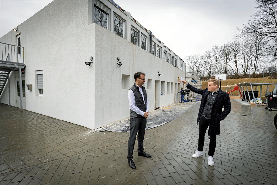 Dezernent Peter Zaar (links) und Fachbereichsleiter Steffen Blunck vom Landratsamt inspizieren die neue Gemeinschaftsunterkunft in der Öhringer Straße in Backnang. Während an der Fassade noch gearbeitet wird, sind 26 Geflüchtete bereits eingezogen. Fotos: Alexander Becher