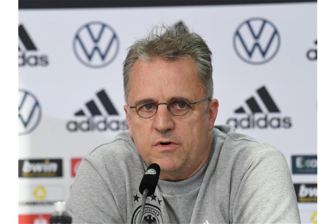 Corona-Schreck für Flick: Fall Süle bringt nächsten Wirbel DFB-Arzt Tim Meyer nahm auf der Pressekonferenz der Nationalmannschaft Stellung zum Corona-Fall. Foto: Swen Pförtner/dpa