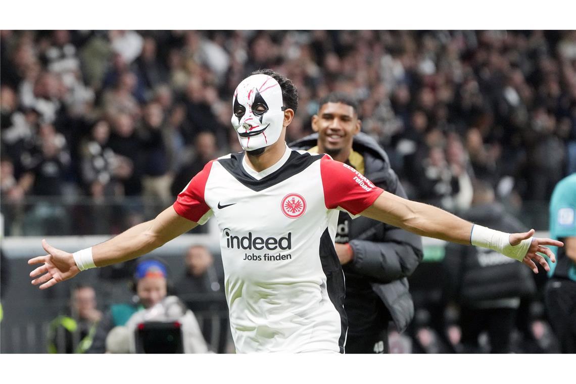 DFB-Pokal, Eintracht Frankfurt - Bor. Mönchengladbach. Frankfurts Omar Marmoush jubelt nach dem 2:1 mit Maske.